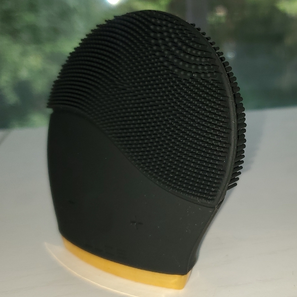 LUCE Facial Cleanser & Anti-Aging Device - Black & Gold